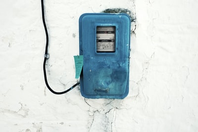 蓝色绳电子设备安装在白色涂墙
